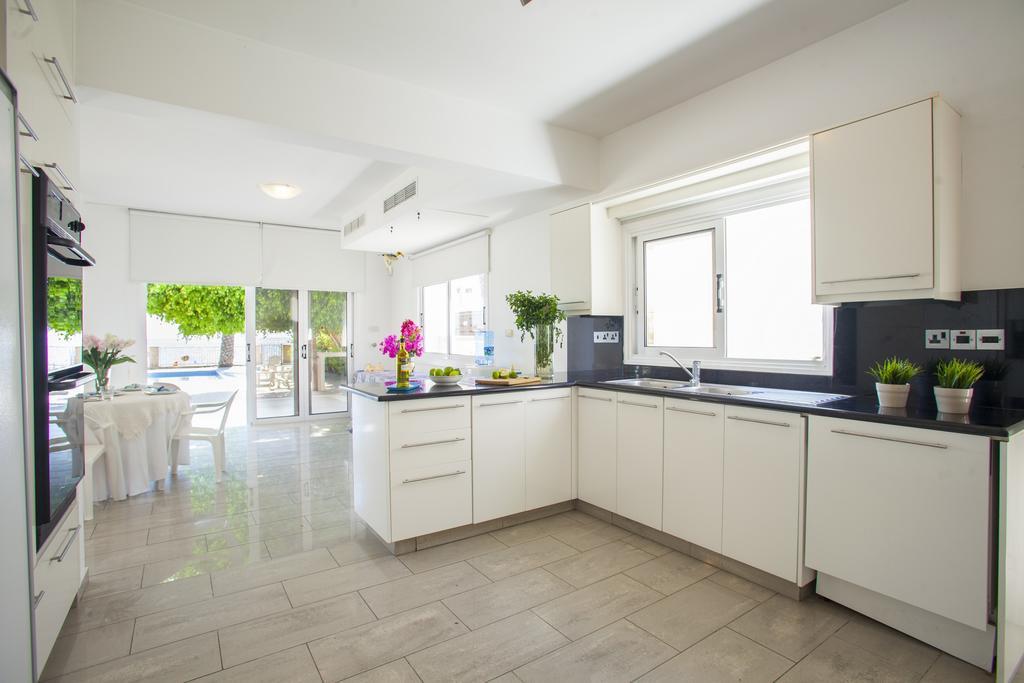 Meneou Beachfront Villa Sunset Perivolia Habitación foto