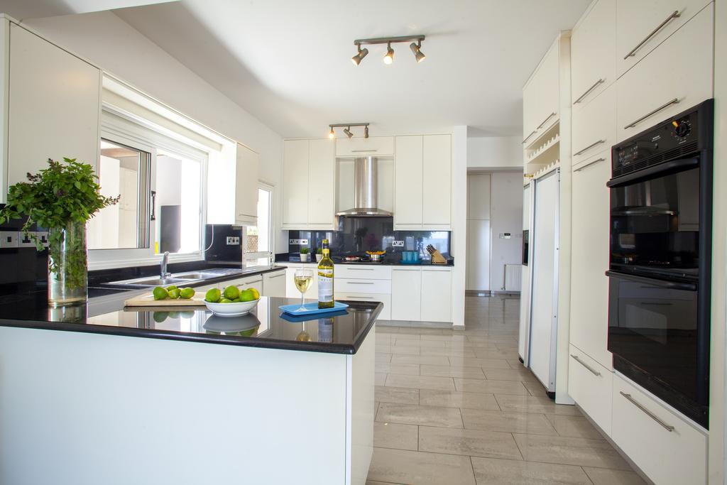 Meneou Beachfront Villa Sunset Perivolia Habitación foto