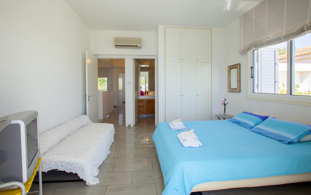 Meneou Beachfront Villa Sunset Perivolia Habitación foto